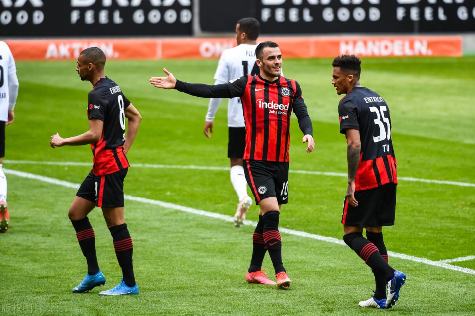 风云突变!法兰克福训练课后更衣室发声,德国杯版图或重绘,管理层满意,年轻球员获得机会的简单介绍 风云突变!法兰克福训练课后更衣室发声,德国杯版图或重绘,管理层满意,年轻球员获得机会的简单介绍