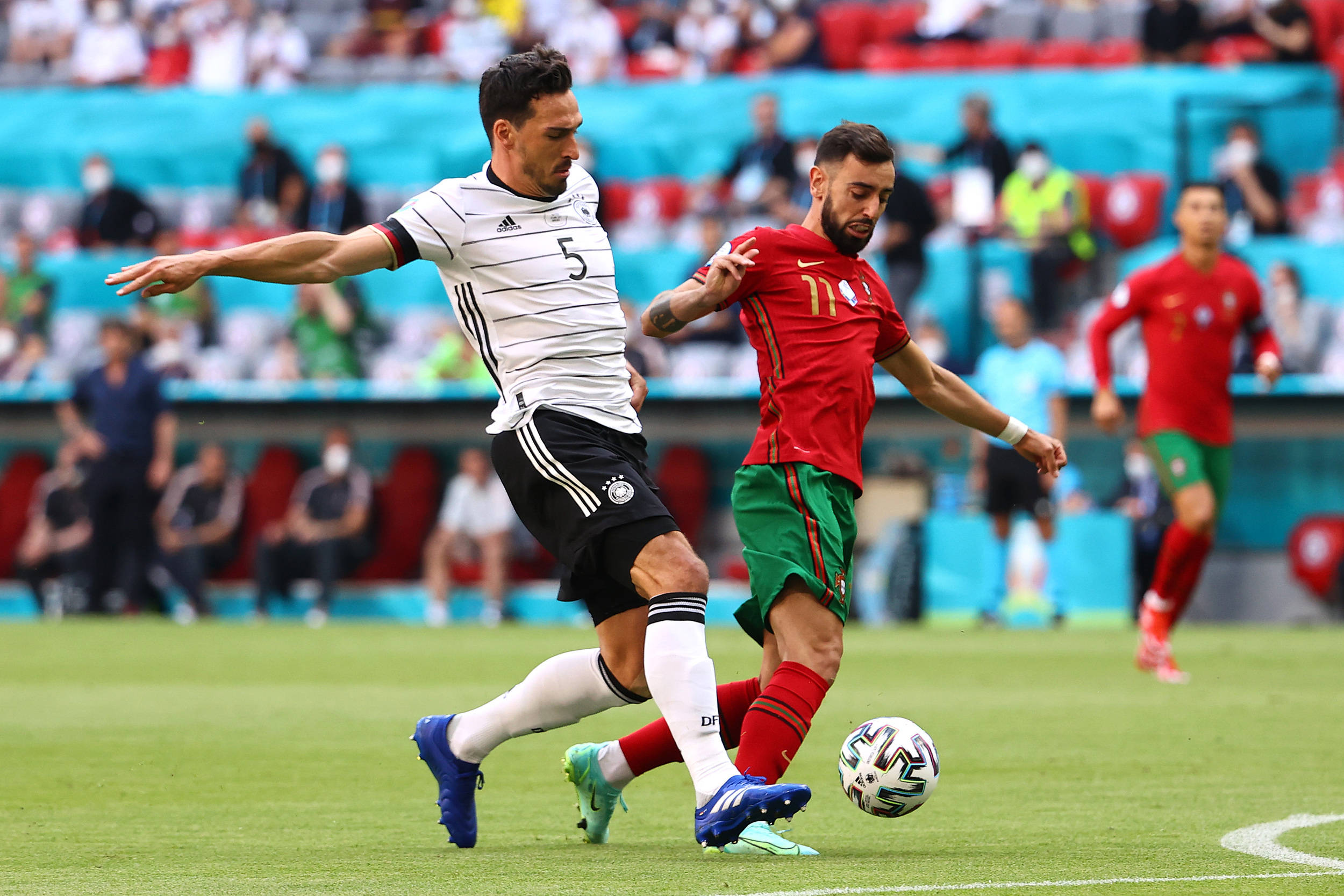 桑托斯发布备战花絮；窗口期内部沟通；世预赛任务艰巨；医务组通报恢复的简单介绍