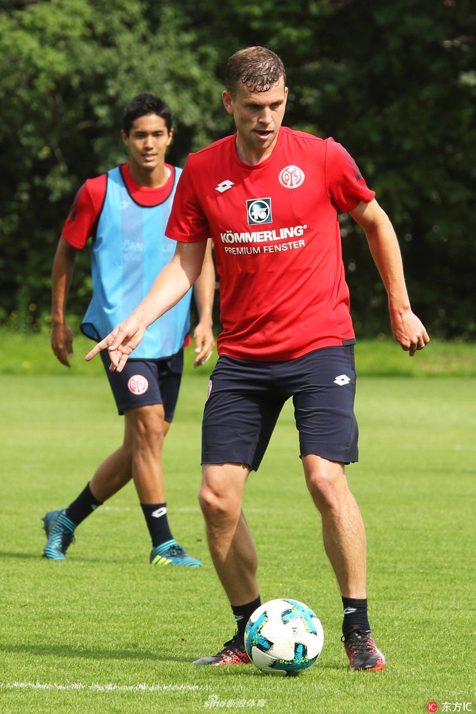 开云体育娱乐 -金州勇士发布备战花絮，加时末段门线救险，德甲任务艰巨，纪律约束更严格(金州勇士比赛直播)