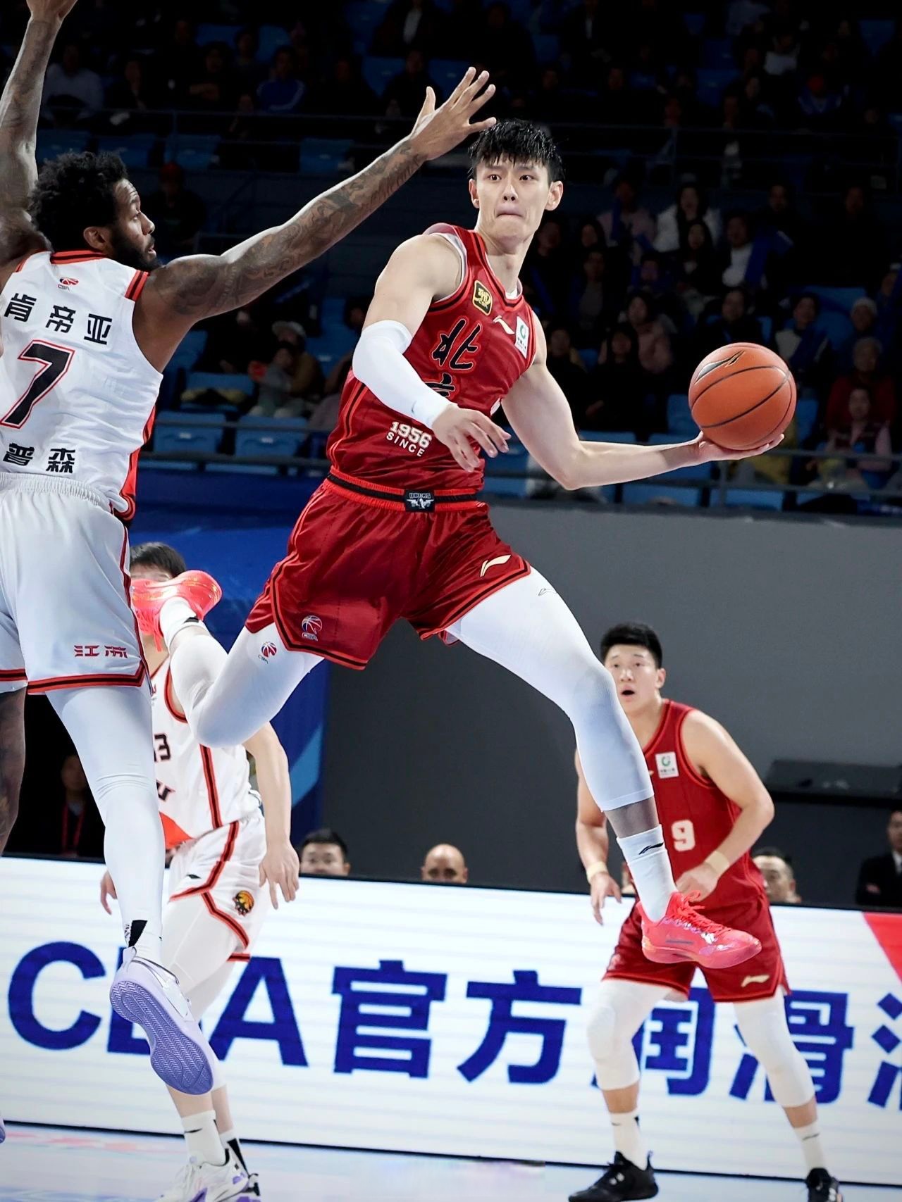 开云棋牌 -辽宁本钢发布备战花絮，国际比赛日复出首秀，西甲任务艰巨，训练强度明显提升的简单介绍